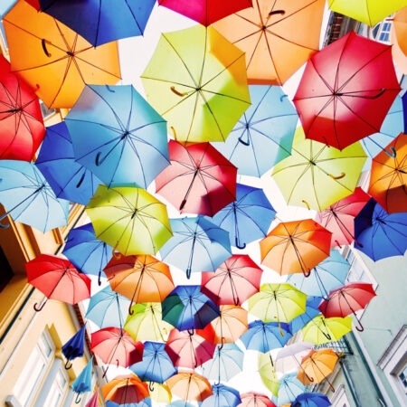 Πινακας σε καμβά COLORED UMBRELLAS - Πολεις και Αρχιτεκτονικη Sticky 1