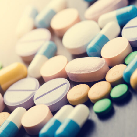 Πινακας σε καμβά CLOSE UP OF TABLETS AND CAPSULES - Επιστημη και Υγεια Sticky 4