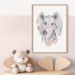 Πόστερ BABY ELEPHANT HOLDING A FLOWER