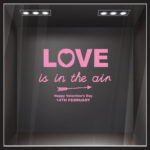 Αυτοκoλλητο Βιτρίνας LOVE IN THE AIR ARROW